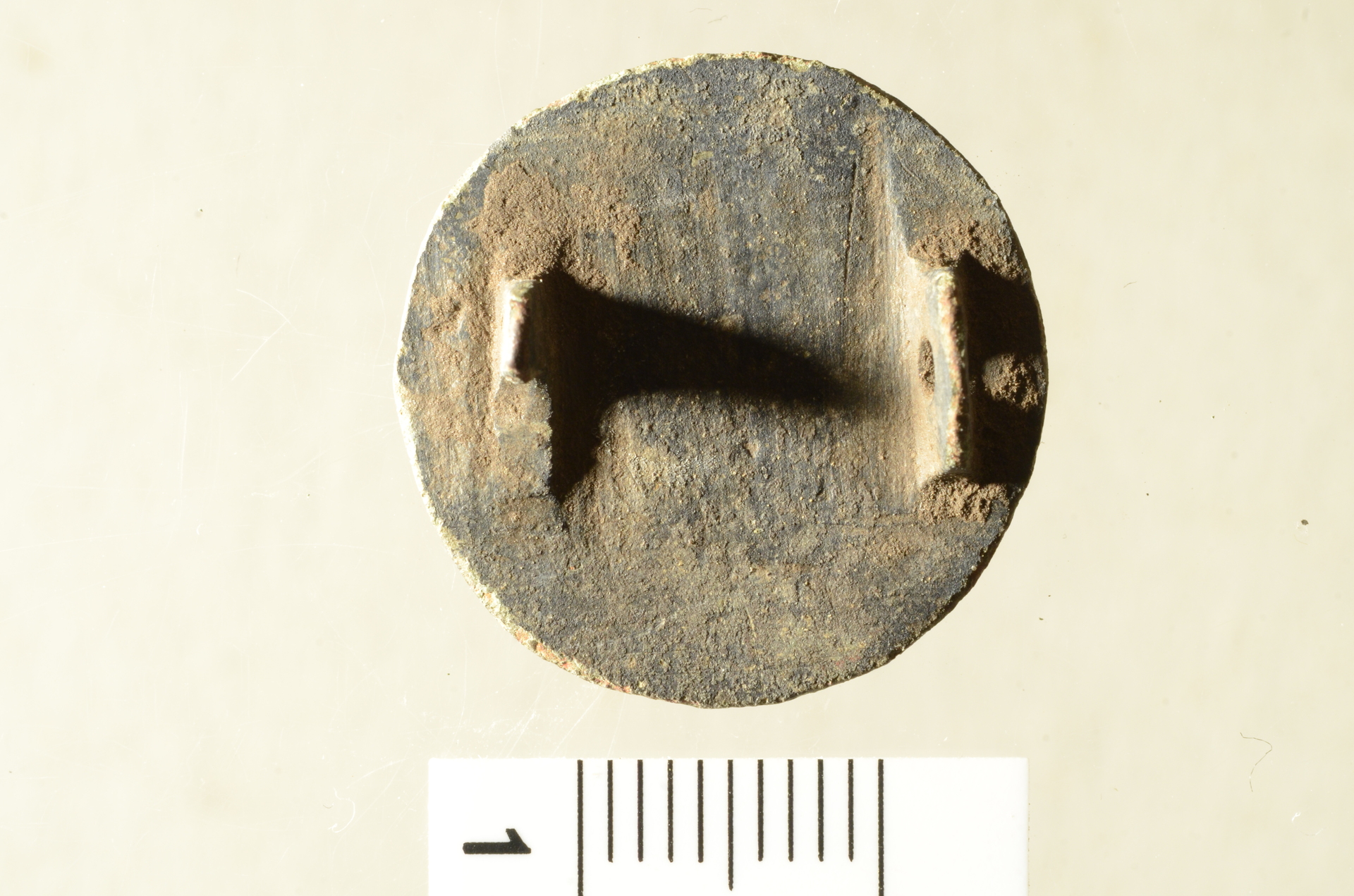 Kreuzemailscheibenfibel Typ 3 nach Wamers (1994) / Bos (2008) Typ 2.5.1.4 – Rückseite / Mit Wasser & Bürste gesäubert