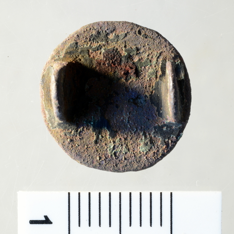 Kreuzemailscheibenfibel Typ 3 nach Wamers (1994) / Bos (2008) Typ 2.5.1.1 – Rückseite / Mit Wasser & Bürste gesäubert