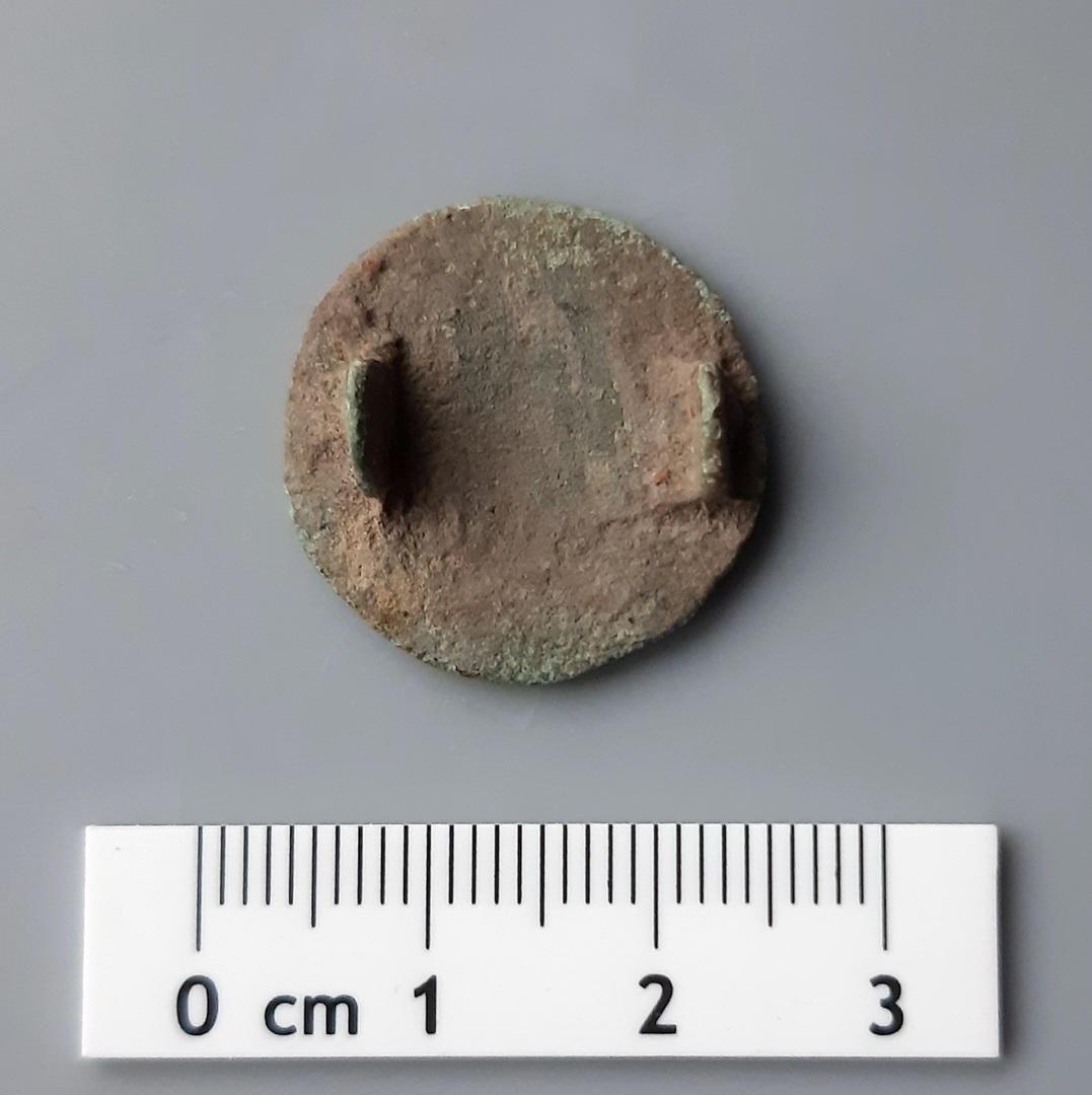 Kreuzemailscheibenfibel Typ 3 nach Wamers (1994) / Bos (2008) Typ 2.5.1.1 – Rückseite / Mit Wasser & Bürste gesäubert